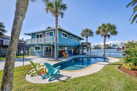 Property building, Neighbourhood, Natural landscape, Bird's eye view, Garden, River view, Swimming pool