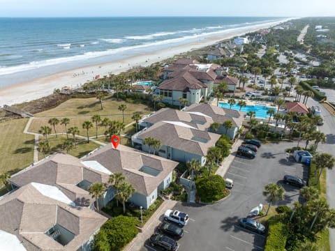 Property building, Neighbourhood, Natural landscape, Bird's eye view, Garden, Beach, Swimming pool, Parking