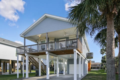 Property building, Patio, Facade/entrance, Neighbourhood, Balcony/Terrace, Parking
