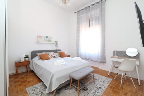 Bed, TV and multimedia, Bedroom