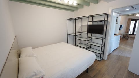 Bed, TV and multimedia, Photo of the whole room, Bedroom, wardrobe