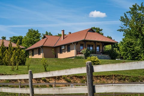 Property building, Garden, Balcony/Terrace, Balcony/Terrace