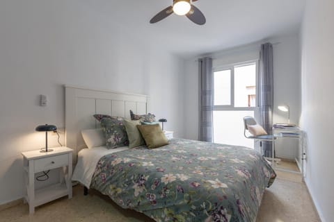 Bed, Photo of the whole room, Bedroom, fireplace, internet