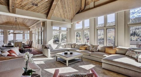 Luxury Mountain-Side Penthouse with Stunning Views Apartment in Lionshead Village Vail