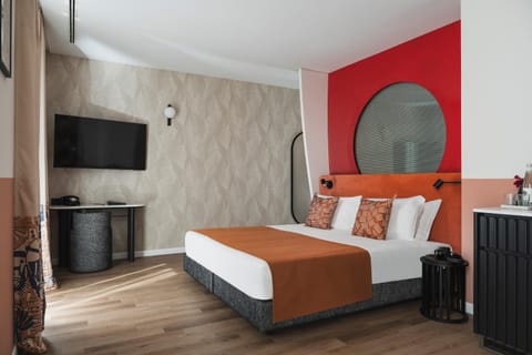 Bed, TV and multimedia, Photo of the whole room, Bedroom