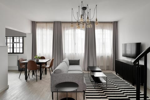 TV and multimedia, Living room, Photo of the whole room, Seating area, Dining area