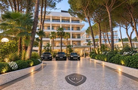 Property building, Restaurant/places to eat, Facade/entrance, Day, Property logo or sign, Garden, Balcony/Terrace, Meeting/conference room, Garden view, Parking, ATM, pet friendly, pet friendly