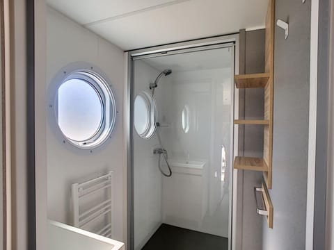 Mobil-home confort 4 pers, 2 ch, piscine chauffée, 200m plage, parking, wifi gratuit, animaux ok - FR-1-361A-32 House in Jullouville