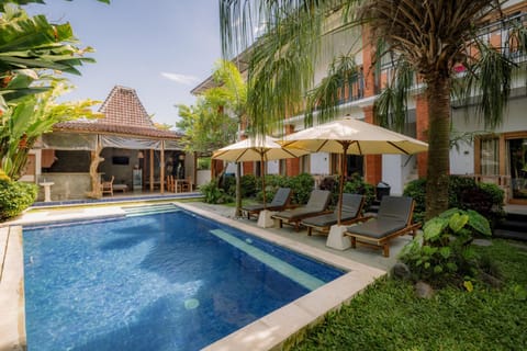 Property building, Garden, Pool view, Swimming pool, sunbed