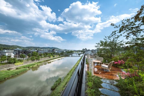 Restaurant/places to eat, Neighbourhood, Balcony/Terrace, Seating area, Dining area, City view, Mountain view, River view