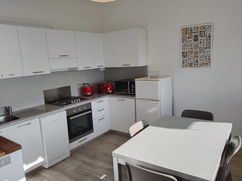 Dining area, kitchen