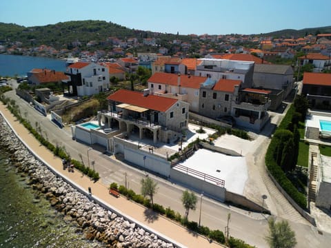 Property building, Day, Neighbourhood, Natural landscape, Bird's eye view, Sea view, Street view, Location, Parking