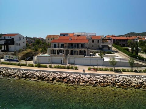 Property building, Day, Neighbourhood, Natural landscape, Street view, Location