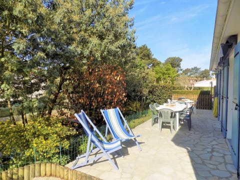 Patio, Day, Garden, Garden view, sunbed