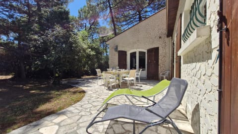 Property building, Patio, Day, Garden, Dining area, Garden view, sunbed