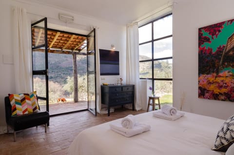 Photo of the whole room, Mountain view