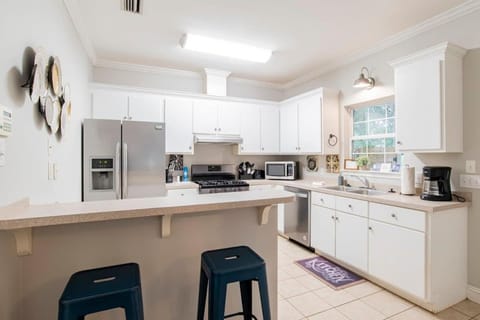 Hazel's Happy Hideaway- Midtown Mobile! House in Mobile