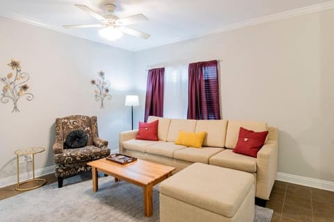 Hazel's Happy Hideaway- Midtown Mobile! House in Mobile