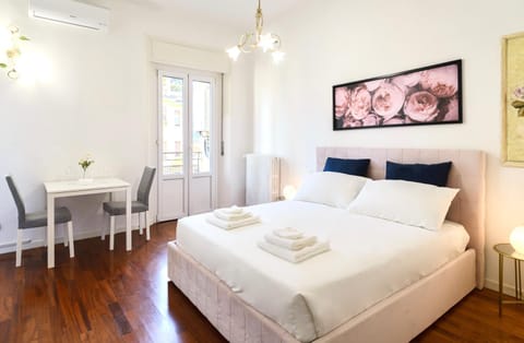 Bed, Dining area, Bedroom