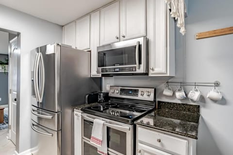 Sunny Midtown Cottage- Midtown Mobile House in Mobile