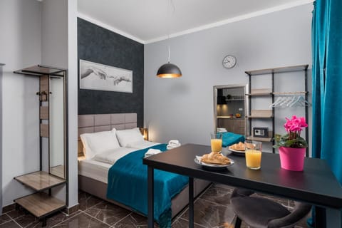 Bed, Seating area