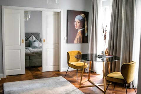 Living room, Photo of the whole room, Decorative detail, Seating area, Dining area