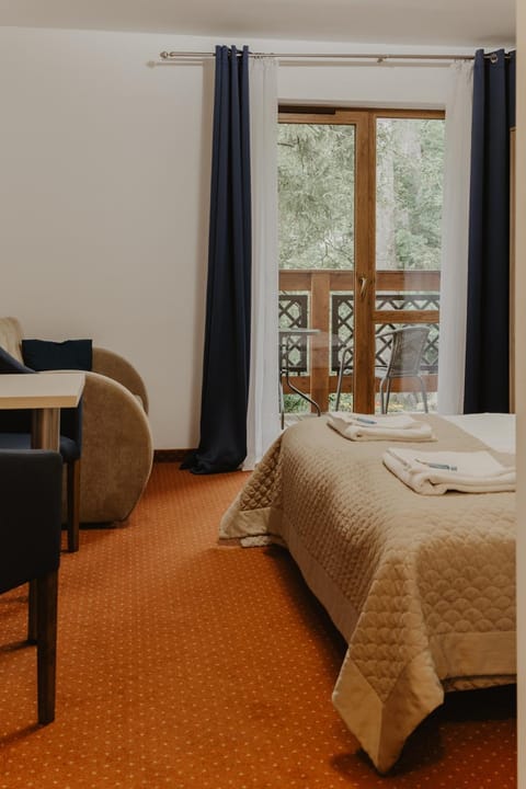 Bed, Living room, Photo of the whole room, Seating area