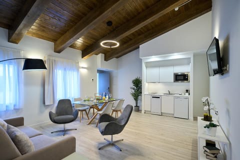 TV and multimedia, Kitchen or kitchenette, Living room, Seating area, Dining area, minibar, oven, stove