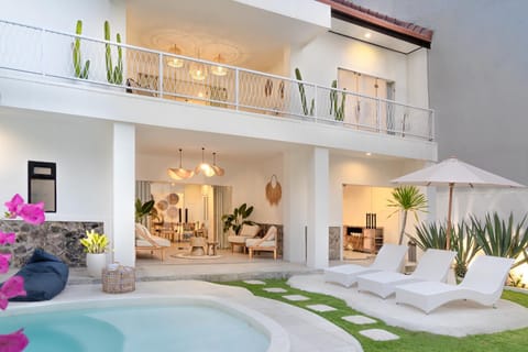 Property building, Patio, Garden, Seating area, Garden view, Pool view, Swimming pool, sunbed