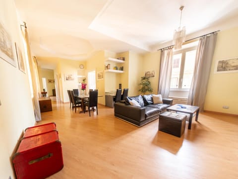 Communal lounge/ TV room, TV and multimedia, Dining area