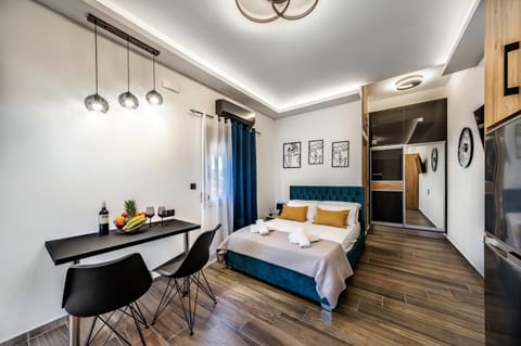 Bed, TV and multimedia, Photo of the whole room, Dining area, Bedroom