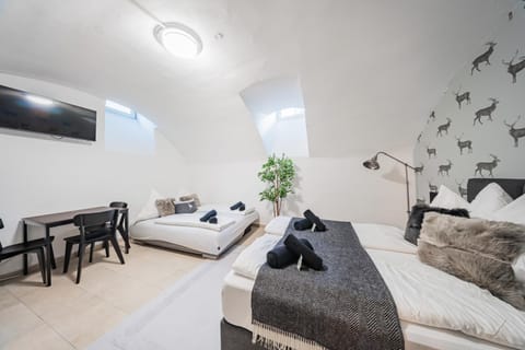 TV and multimedia, Dining area, Bedroom