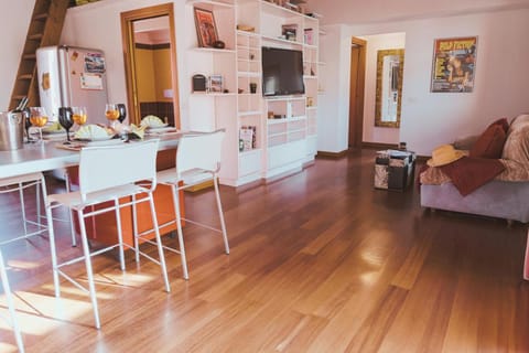 Kitchen or kitchenette, Seating area
