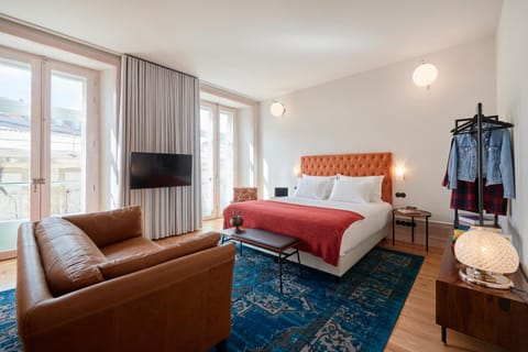Bed, TV and multimedia, Decorative detail, Bedroom