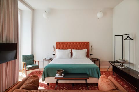 Bed, TV and multimedia, Bedroom