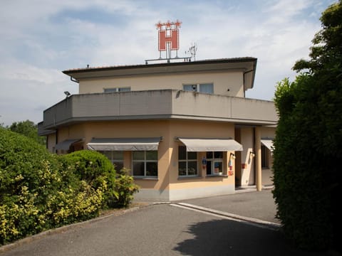 Property building, Facade/entrance, Lobby or reception