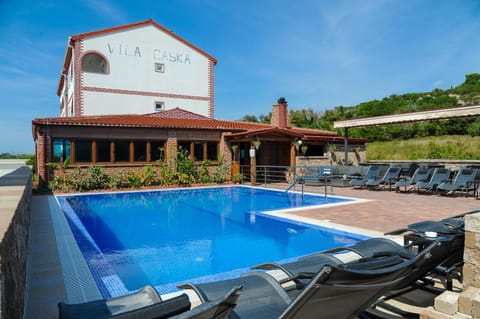 Property building, Patio, Restaurant/places to eat, Facade/entrance, Balcony/Terrace, Food and drinks, Pool view, Swimming pool