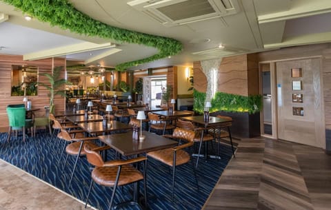 Restaurant/places to eat, Lounge or bar