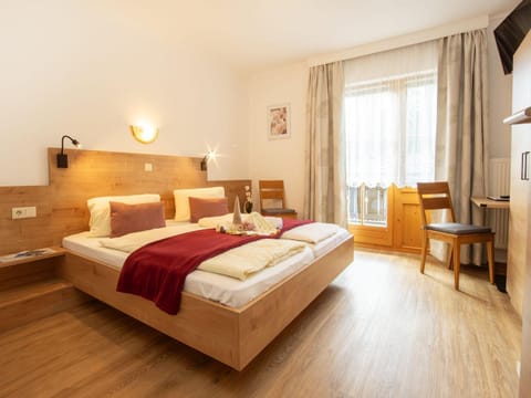 Bed, TV and multimedia, Photo of the whole room, Bedroom, towels