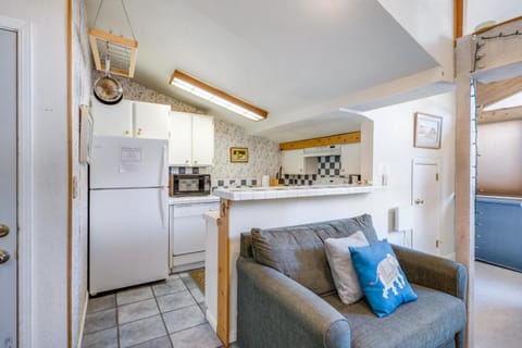 Sunny Studio Ski Loft - Creekside #103 Apartment in Bear Valley