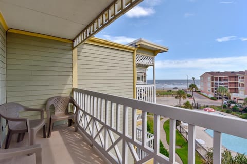 Balcony/Terrace, Seating area, Pool view, Sea view