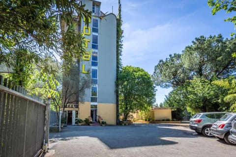 Nearby landmark, Day