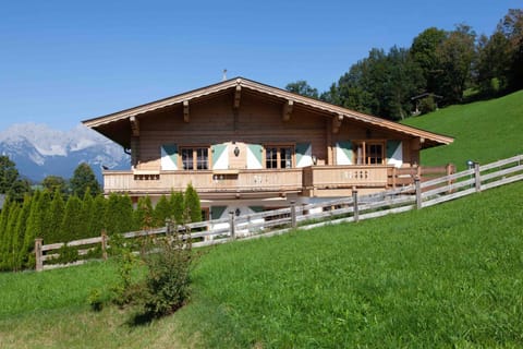 Property building, Day, Garden, Mountain view