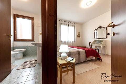 Bed, Bathroom, Photo of the whole room, Bedroom