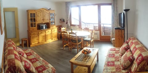 Communal lounge/ TV room, Living room, Seating area, Dining area