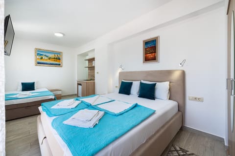 Bed, TV and multimedia, Kitchen or kitchenette, Living room, Photo of the whole room, Seating area, Bedroom, towels