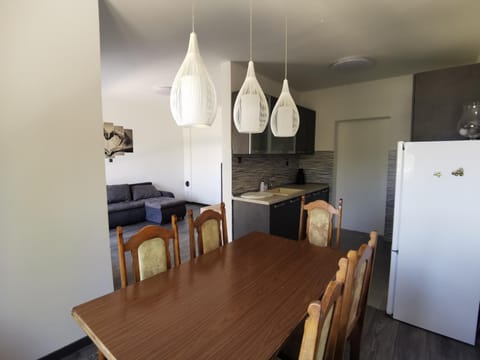 Kitchen or kitchenette, Dining area
