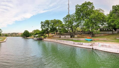 Lake Marble Falls Waterfront, House, Wet Slip, Huge Yard House in Marble Falls