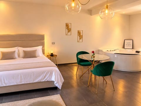 Hot Tub, Bedroom