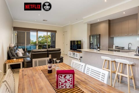 TV and multimedia, Balcony/Terrace, Living room, Dining area, Sea view, kitchen